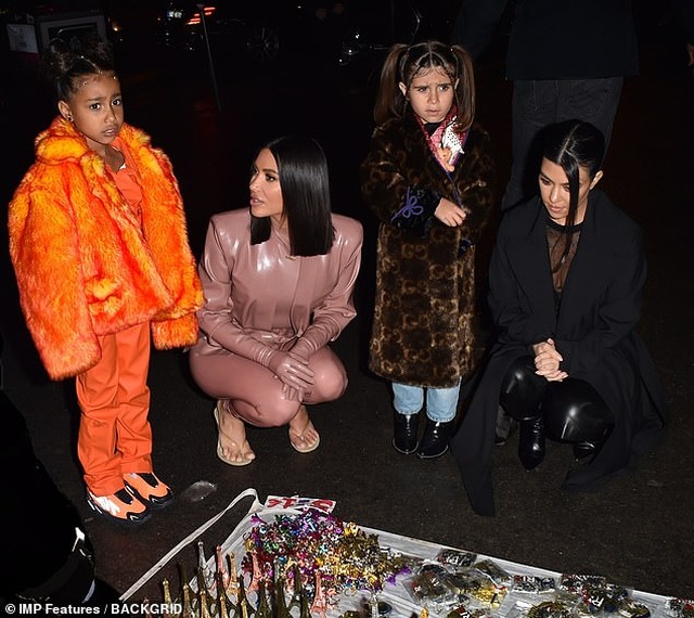 Kourtney Kardashian mặc áo hở bạo đi chơi ở Paris - 4