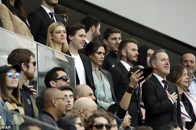 Victoria Beckham đi xem đội bóng của chồng thi đấu - 1 Victoria Beckham đi xem đội bóng của chồng thi đấu - 1