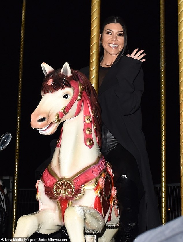 Kourtney Kardashian mặc áo hở bạo đi chơi ở Paris - 5