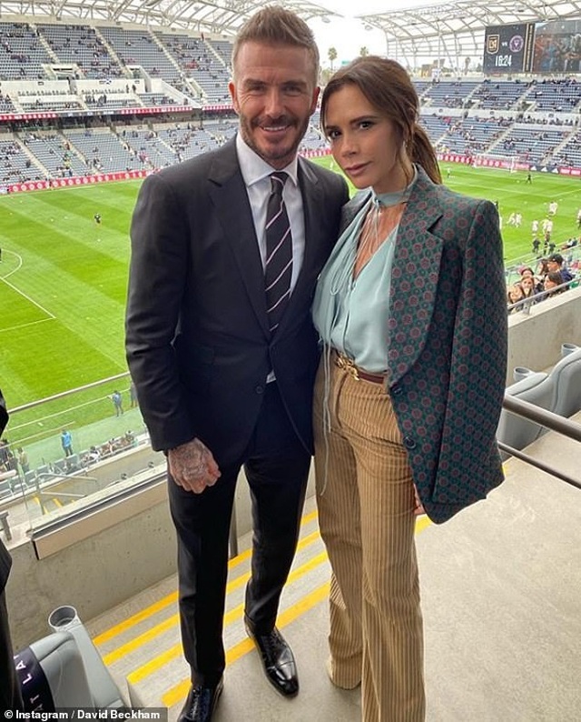 Victoria Beckham đi xem đội bóng của chồng thi đấu - 2 Victoria Beckham đi xem đội bóng của chồng thi đấu - 2