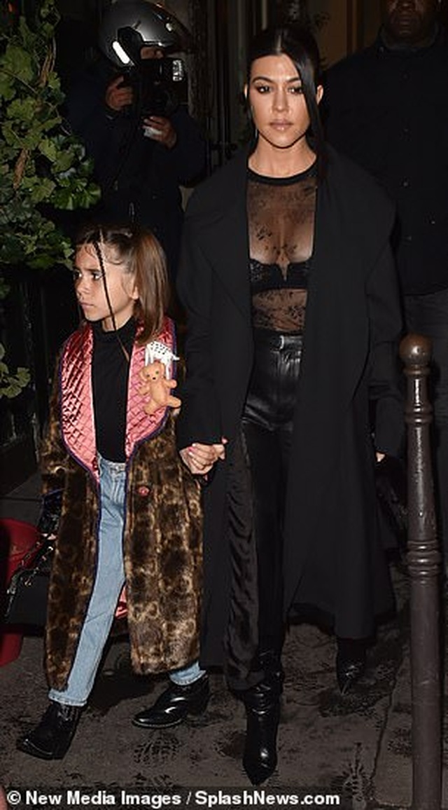 Kourtney Kardashian mặc áo hở bạo đi chơi ở Paris - 6