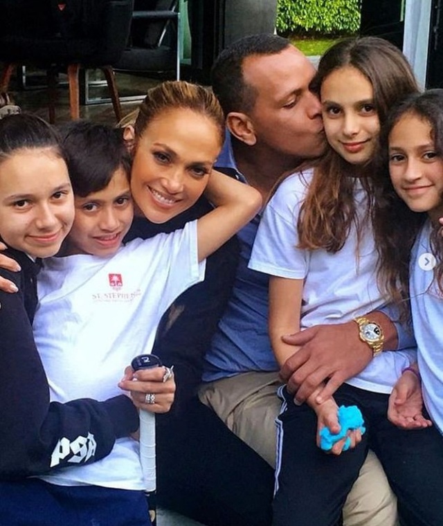 Jennifer Lopez khen bạn trai bình tĩnh với con của cô - 2