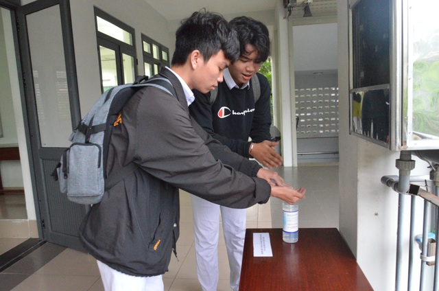 Đà Nẵng: HS lớp 12 được đo thân nhiệt, rửa tay sát khuẩn từ cổng trường - 5 Đà Nẵng: HS lớp 12 được đo thân nhiệt, rửa tay sát khuẩn từ cổng trường - 5