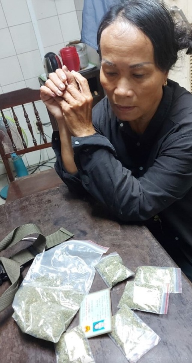 Nữ quái 67 tuổi nghi thuê nhà chờ tại bệnh viện để bán... cỏ Mỹ - 1 Nữ quái 67 tuổi nghi thuê nhà chờ tại bệnh viện để bán... cỏ Mỹ - 1