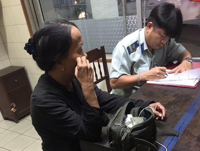 Nữ quái 67 tuổi nghi thuê nhà chờ tại bệnh viện để bán... cỏ Mỹ - 2 Nữ quái 67 tuổi nghi thuê nhà chờ tại bệnh viện để bán... cỏ Mỹ - 2