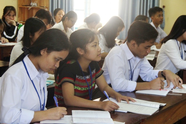 Chủ tịch tỉnh Thừa Thiên Huế kiểm tra công tác phòng dịch của nhà trường - 3 Chủ tịch tỉnh Thừa Thiên Huế kiểm tra công tác phòng dịch của nhà trường - 3
