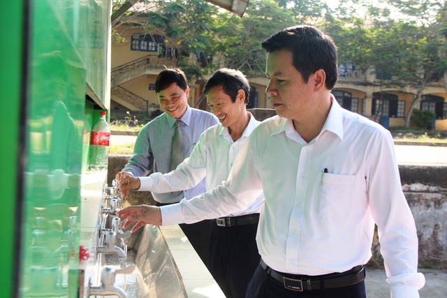 Chủ tịch tỉnh Thừa Thiên Huế kiểm tra công tác phòng dịch của nhà trường - 2 Chủ tịch tỉnh Thừa Thiên Huế kiểm tra công tác phòng dịch của nhà trường - 2