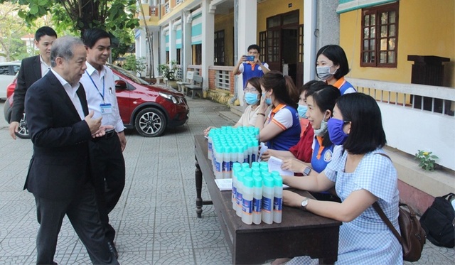 Chủ tịch tỉnh Thừa Thiên Huế kiểm tra công tác phòng dịch của nhà trường - 12 Chủ tịch tỉnh Thừa Thiên Huế kiểm tra công tác phòng dịch của nhà trường - 12