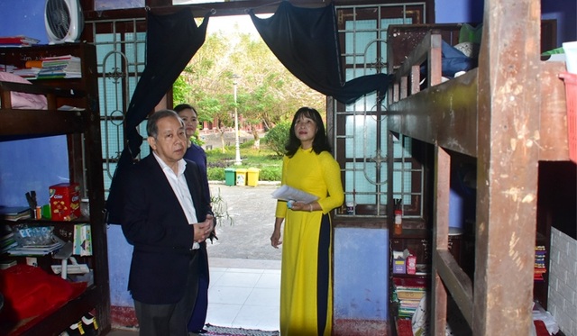 Chủ tịch tỉnh Thừa Thiên Huế kiểm tra công tác phòng dịch của nhà trường - 11 Chủ tịch tỉnh Thừa Thiên Huế kiểm tra công tác phòng dịch của nhà trường - 11