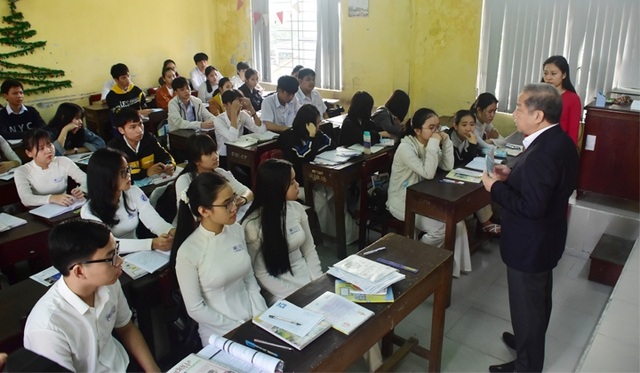 Chủ tịch tỉnh Thừa Thiên Huế kiểm tra công tác phòng dịch của nhà trường - 4 Chủ tịch tỉnh Thừa Thiên Huế kiểm tra công tác phòng dịch của nhà trường - 4