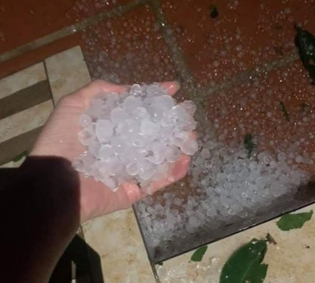 Bất ngờ xuất hiện giông lốc kèm mưa đá - 4 Bất ngờ xuất hiện giông lốc kèm mưa đá - 4