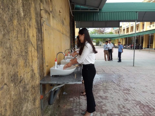 Hà Tĩnh: Đo thân nhiệt cho học sinh THPT 2 lần mỗi ngày tại cổng trường - 7 Hà Tĩnh: Đo thân nhiệt cho học sinh THPT 2 lần mỗi ngày tại cổng trường - 7