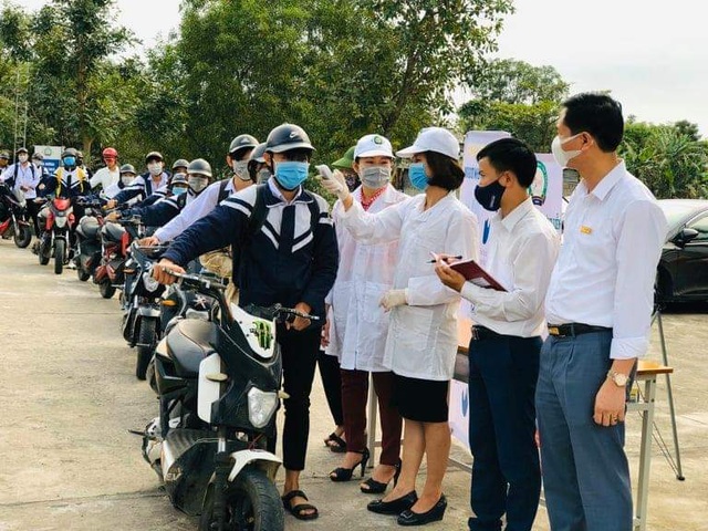 Hà Tĩnh: Đo thân nhiệt cho học sinh THPT 2 lần mỗi ngày tại cổng trường - 2 Hà Tĩnh: Đo thân nhiệt cho học sinh THPT 2 lần mỗi ngày tại cổng trường - 2