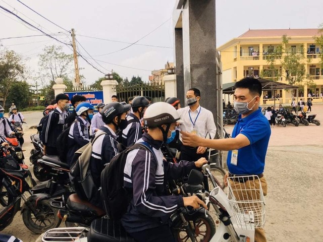 Hà Tĩnh: Đo thân nhiệt cho học sinh THPT 2 lần mỗi ngày tại cổng trường - 1 Hà Tĩnh: Đo thân nhiệt cho học sinh THPT 2 lần mỗi ngày tại cổng trường - 1