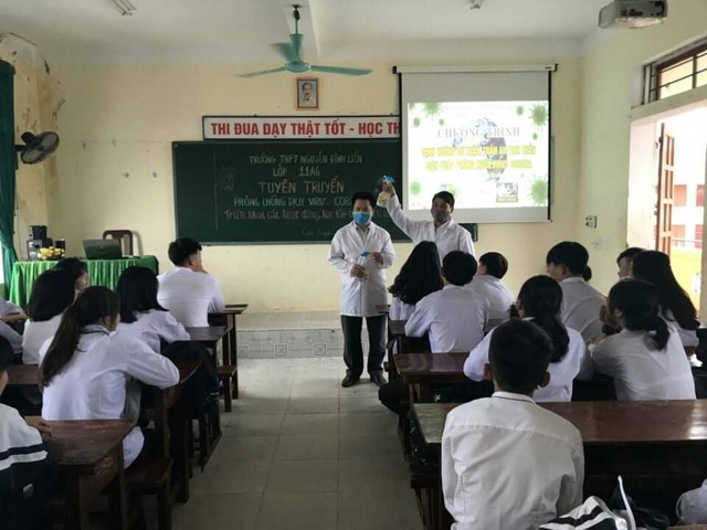 Hà Tĩnh: Đo thân nhiệt cho học sinh THPT 2 lần mỗi ngày tại cổng trường - 4 Hà Tĩnh: Đo thân nhiệt cho học sinh THPT 2 lần mỗi ngày tại cổng trường - 4