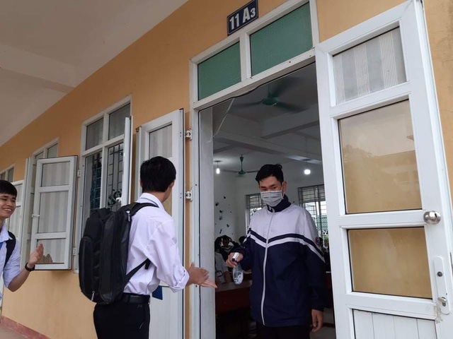 Hà Tĩnh: Đo thân nhiệt cho học sinh THPT 2 lần mỗi ngày tại cổng trường - 8 Hà Tĩnh: Đo thân nhiệt cho học sinh THPT 2 lần mỗi ngày tại cổng trường - 8