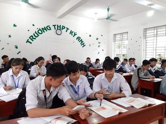Hà Tĩnh: Đo thân nhiệt cho học sinh THPT 2 lần mỗi ngày tại cổng trường - 9 Hà Tĩnh: Đo thân nhiệt cho học sinh THPT 2 lần mỗi ngày tại cổng trường - 9