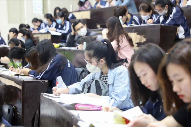 Những sinh viên đầu tiên trở lại trường sau kỳ nghỉ vì covid-19 - 18 Những sinh viên đầu tiên trở lại trường sau kỳ nghỉ vì covid-19 - 18