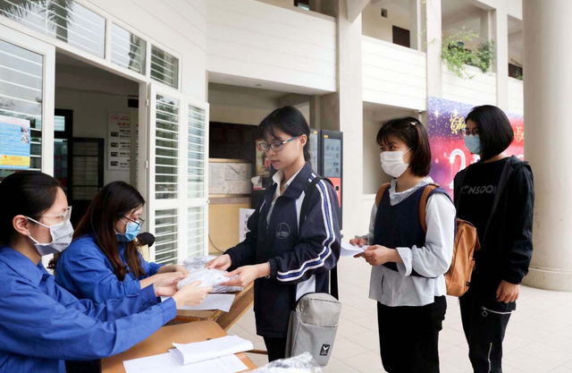 Những sinh viên đầu tiên trở lại trường sau kỳ nghỉ vì covid-19 - 17 Những sinh viên đầu tiên trở lại trường sau kỳ nghỉ vì covid-19 - 17