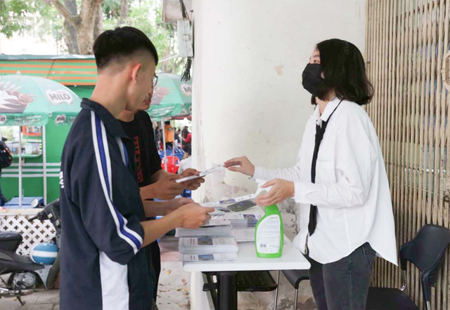 Những sinh viên đầu tiên trở lại trường sau kỳ nghỉ vì covid-19 - 16 Những sinh viên đầu tiên trở lại trường sau kỳ nghỉ vì covid-19 - 16