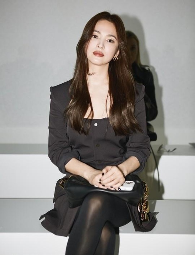 Song Hye Kyo mạnh mẽ đối mặt với áp lực dư luận tại Hàn Quốc - 8 Song Hye Kyo mạnh mẽ đối mặt với áp lực dư luận tại Hàn Quốc - 8