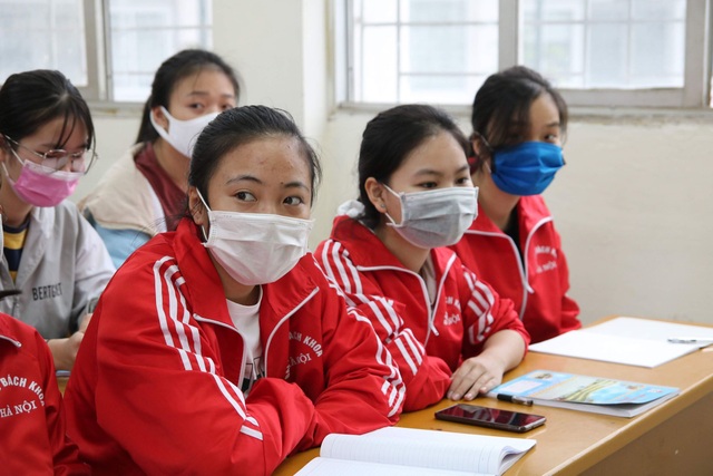 Những sinh viên đầu tiên trở lại trường sau kỳ nghỉ vì covid-19 - 6 Những sinh viên đầu tiên trở lại trường sau kỳ nghỉ vì covid-19 - 6
