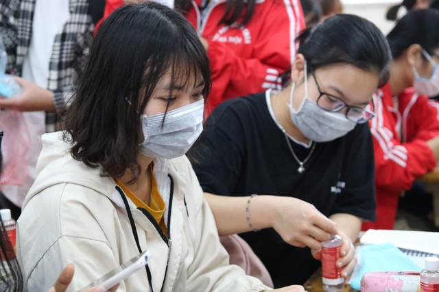 Những sinh viên đầu tiên trở lại trường sau kỳ nghỉ vì covid-19 - 9 Những sinh viên đầu tiên trở lại trường sau kỳ nghỉ vì covid-19 - 9