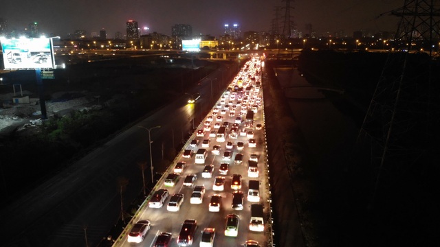 Hà Nội: Đường Vành đai 3 ùn tắc nghiêm trọng từ chiều đến đêm - 3
