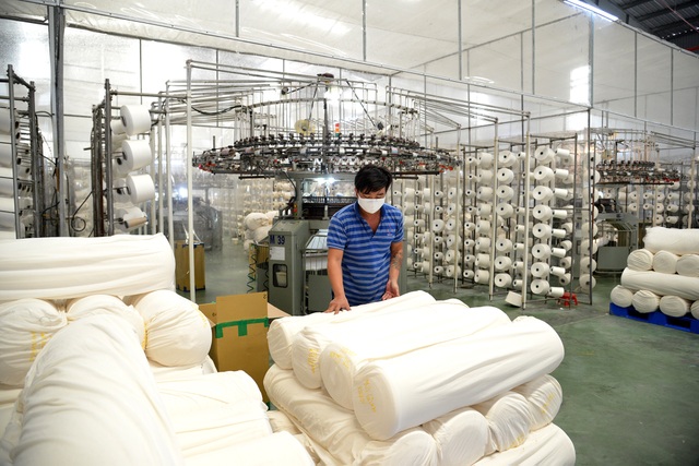 TPHCM gấp rút sản xuất hàng triệu khẩu trang vải kháng khuẩn - 1 TPHCM gấp rút sản xuất hàng triệu khẩu trang vải kháng khuẩn - 1