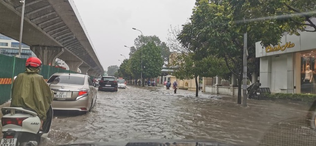 Đường phố Hà Nội ngập như sông sau trận mưa lớn bất thường 