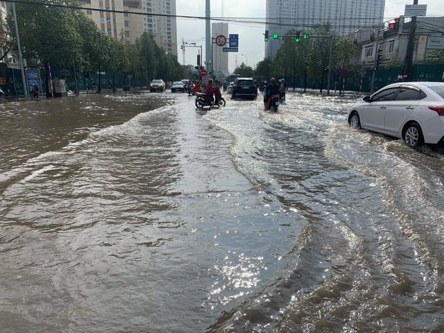 Đường phố Hà Nội ngập như sông sau trận mưa lớn bất thường - 11