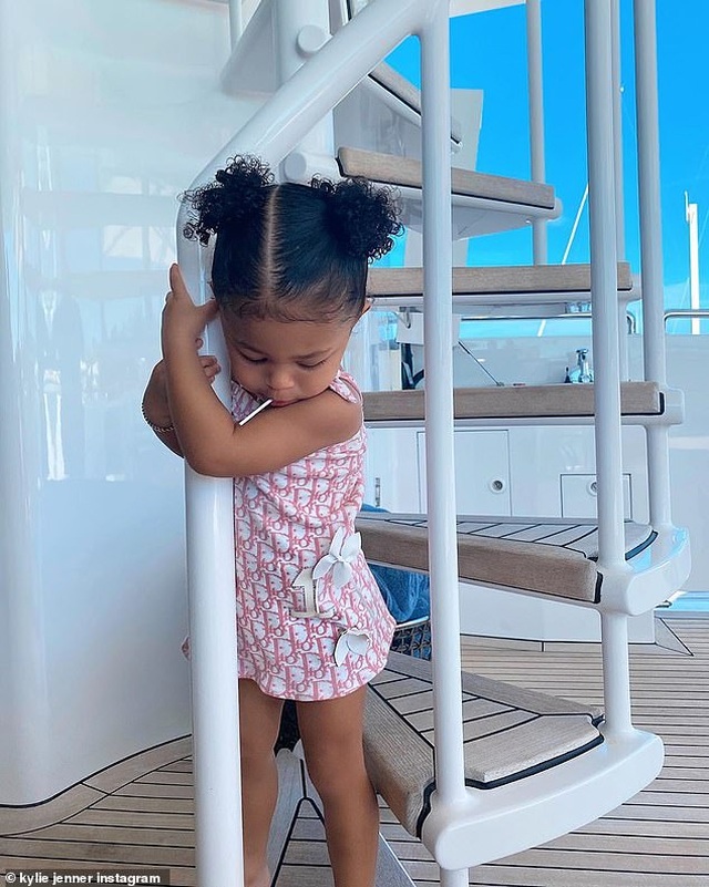 Kylie Jenner bốc lửa trong kỳ nghỉ ở Bahamas - 6 Kylie Jenner bốc lửa trong kỳ nghỉ ở Bahamas - 6