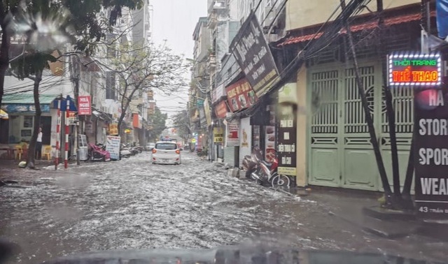 Đường phố Hà Nội ngập như sông sau trận mưa lớn bất thường 