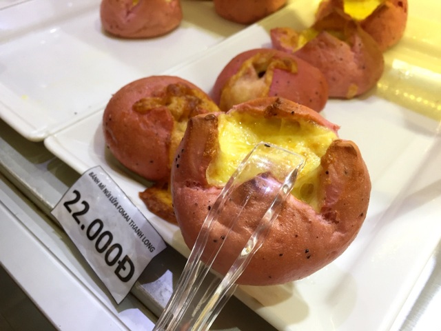 Bánh mì thanh long sầu riêng “cháy hàng”, có tiền chưa chắc mua được - 4 Bánh mì thanh long sầu riêng “cháy hàng”, có tiền chưa chắc mua được - 4