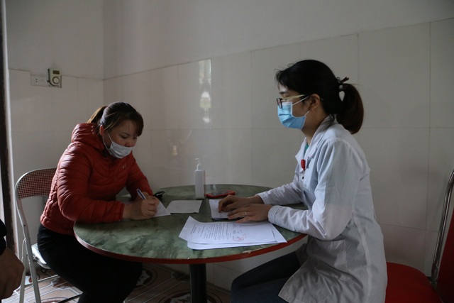 Người dân Sơn Lôi đội mưa xin “giấy thông hành sức khỏe” - 2 Người dân Sơn Lôi đội mưa xin “giấy thông hành sức khỏe” - 2