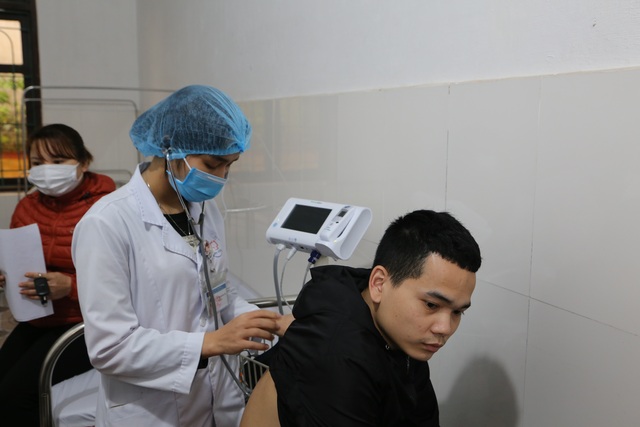 Người dân Sơn Lôi đội mưa xin “giấy thông hành sức khỏe” - 5 Người dân Sơn Lôi đội mưa xin “giấy thông hành sức khỏe” - 5