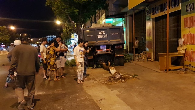 Xe ben không người lái trôi tự do gây tai nạn liên hoàn - 2 Xe ben không người lái trôi tự do gây tai nạn liên hoàn - 2
