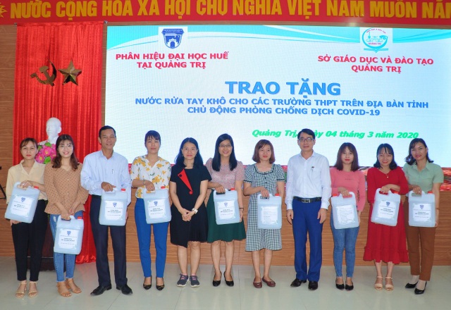 Phân hiệu Đại học Huế tặng hàng trăm lít nước rửa tay cho các trường THPT - 2