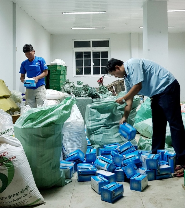 Phát hiện 1 người Campuchia vận chuyển 20.000 khẩu trang y tế qua cửa khẩu - 2