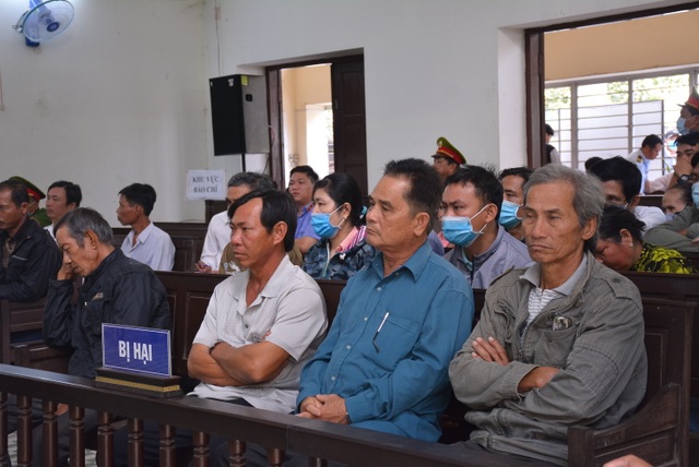 Tự ý lấy đất công lừa đảo bán cho người nghèo - 2