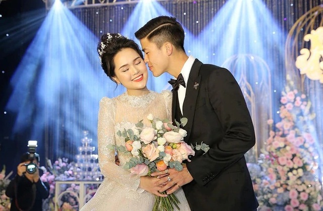 Vợ mới cưới bịn rịn tiễn Duy Mạnh sang Singapore điều trị chấn thương - 3 Vợ mới cưới bịn rịn tiễn Duy Mạnh sang Singapore điều trị chấn thương - 3