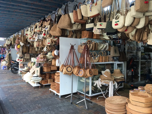 Đồ lưu niệm “nằm chờ” khách trong mùa dịch Covid-19 - 1