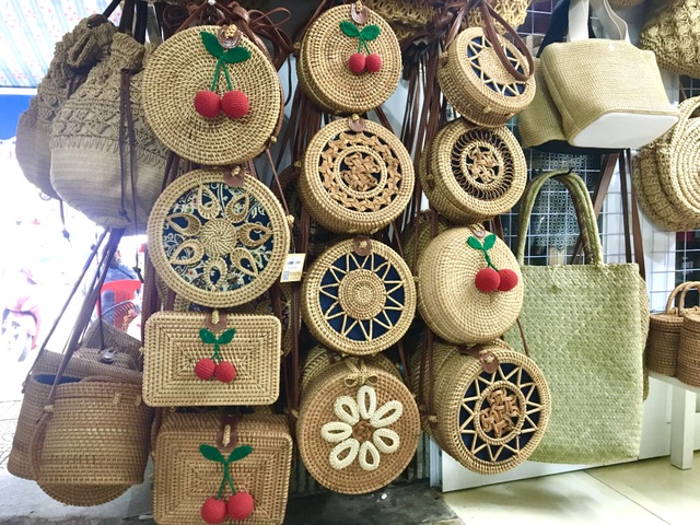 Đồ lưu niệm “nằm chờ” khách trong mùa dịch Covid-19 - 2