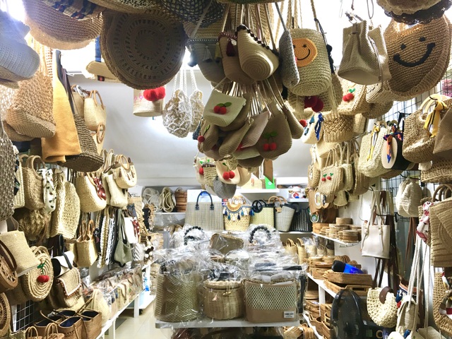 Đồ lưu niệm “nằm chờ” khách trong mùa dịch Covid-19 - 3