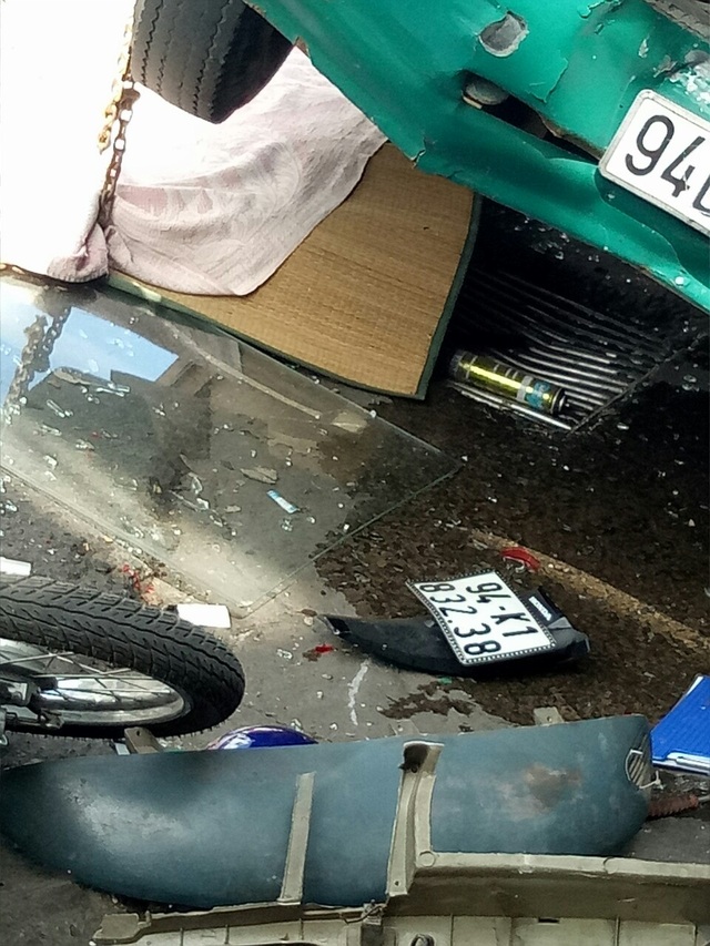Xe buýt đổ dốc cầu tông người phụ nữ bán vé số tử vong - 3 Xe buýt đổ dốc cầu tông người phụ nữ bán vé số tử vong - 3