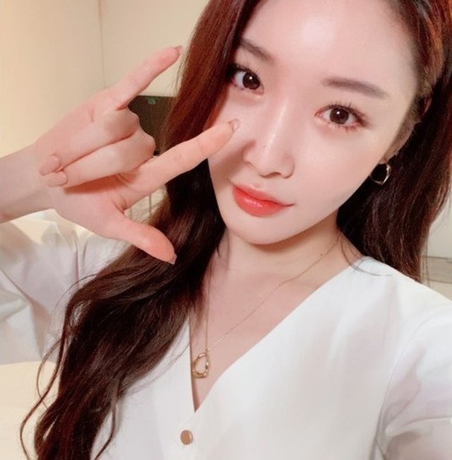 Chung Ha, IU tự cách ly tại nhà do dịch Covid-19 - 1