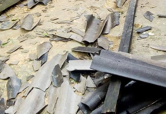 Mưa đá trắng xóa gây hư hỏng mái nhà dân - 2 Mưa đá trắng xóa gây hư hỏng mái nhà dân - 2