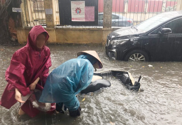 Chiều qua Hà Nội có trận mưa tháng 3 lớn nhất trong vòng 50 năm - 1