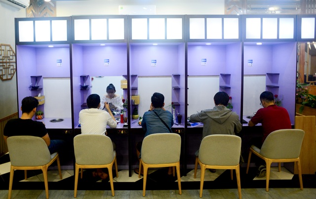 Quán lẩu đặc biệt ở Sài Gòn giúp nhiều thanh niên “thoát ế” - 2 Quán lẩu đặc biệt ở Sài Gòn giúp nhiều thanh niên “thoát ế” - 2
