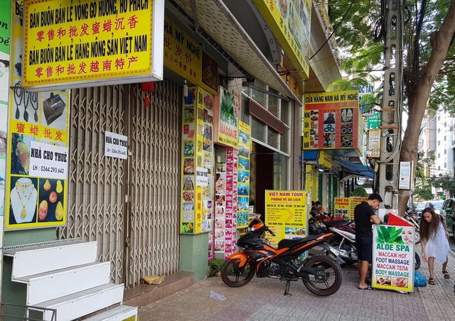 Nha Trang: Hàng loạt cửa hàng ở phố tây đóng cửa, trả mặt bằng - 2
